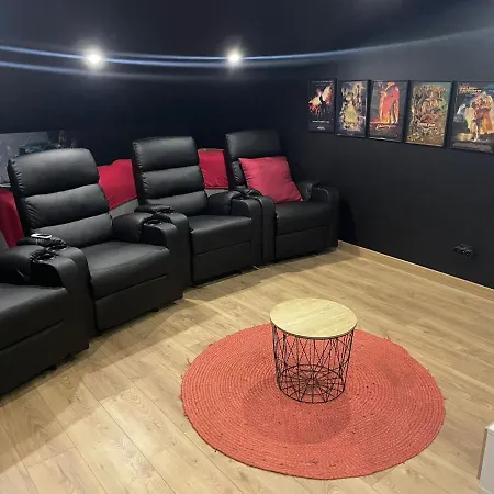 Calme Piscine Proche Petite Salle Cinema Vila